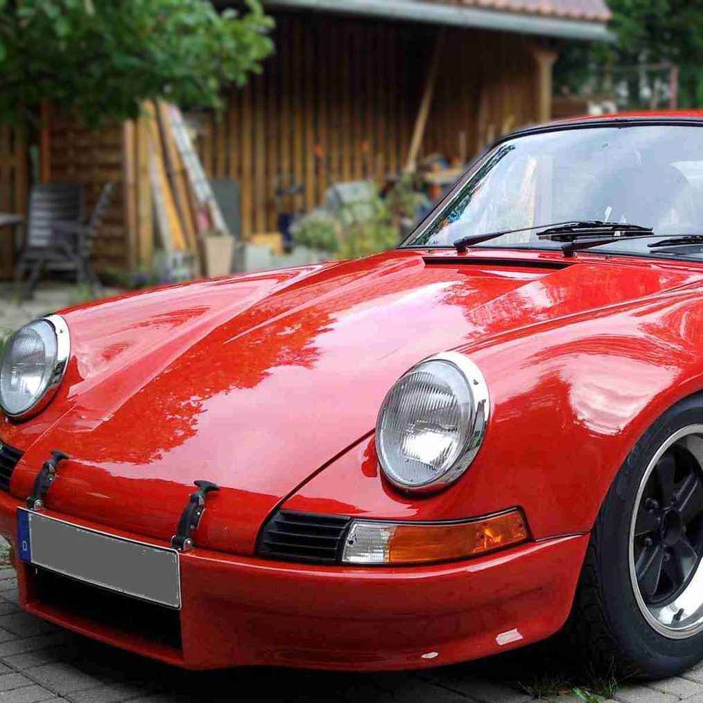 Roter Porsche Oldtimer bei der Fahrzeugbewertung für ein Classic-Analytics-Wertgutachten