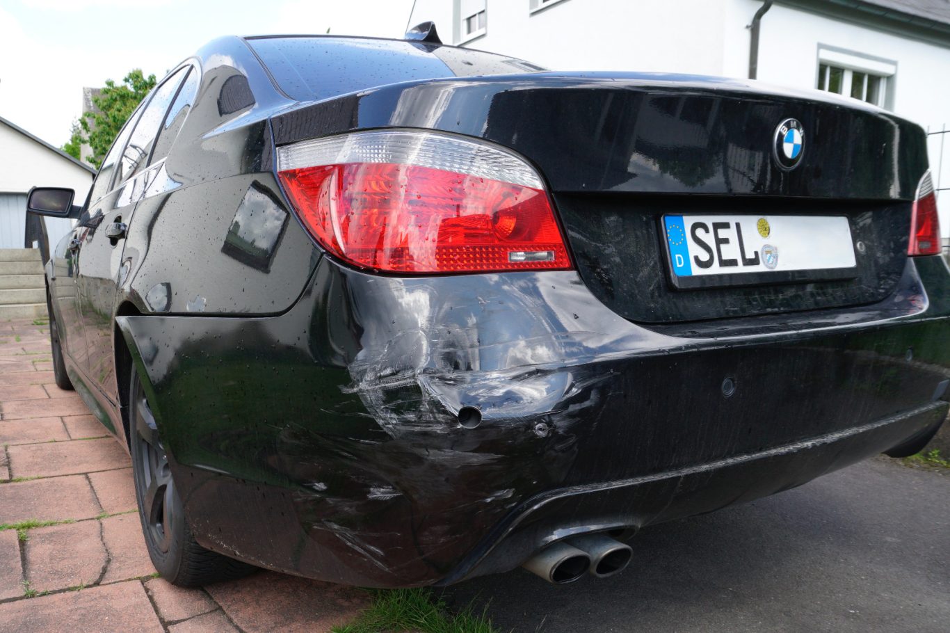 Unfallgutachten_BMW_5er_Selb BMW 5er in Selb – Gutachten nach Heckaufprall durch Kfz-Sachverständiger Santos.