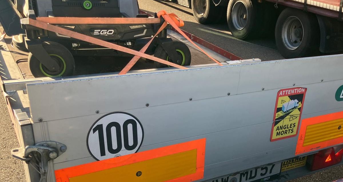 Heckschaden an einem Anhänger durch Auffahrunfall mit einem nachfolgenden Fahrzeug